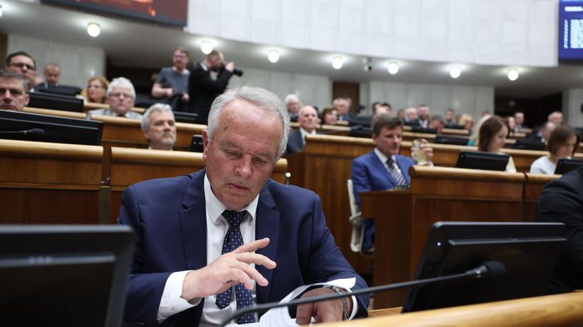 Za Rudolfa Huliaka nastúpil do NR SR Miroslav...