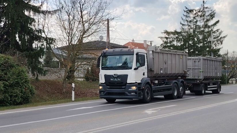 Auto naložené citlivým materiálom smerujúce do...