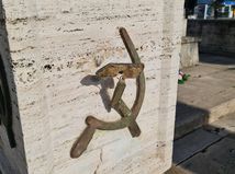 Poskodeny komunisticky symbol na pamaetniku v Kosiciach