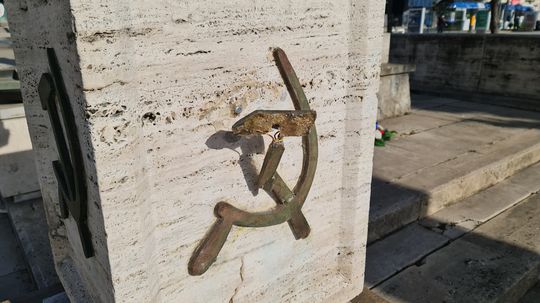 Poškodený komunistický symbol na pamätníku v...