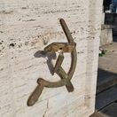 Poskodeny komunisticky symbol na pamaetniku v Kosiciach