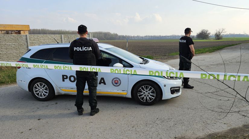 Policajti hliadkujú pred bránou...