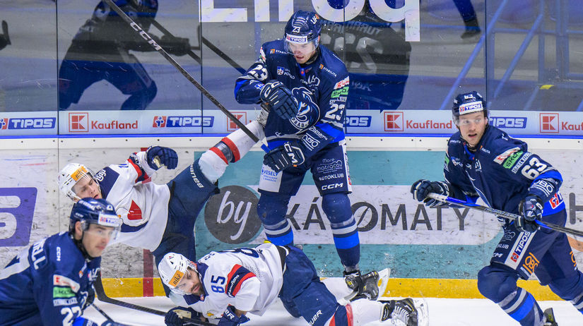 Oliver Turan a pod ním dvaja slovanisti - Roman...