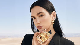 ysl dmi fraw libre edp-florale-24 behind-the-scene dua-pack-in-hand-close-up-01 landscape 1920x1080px rgb 1 