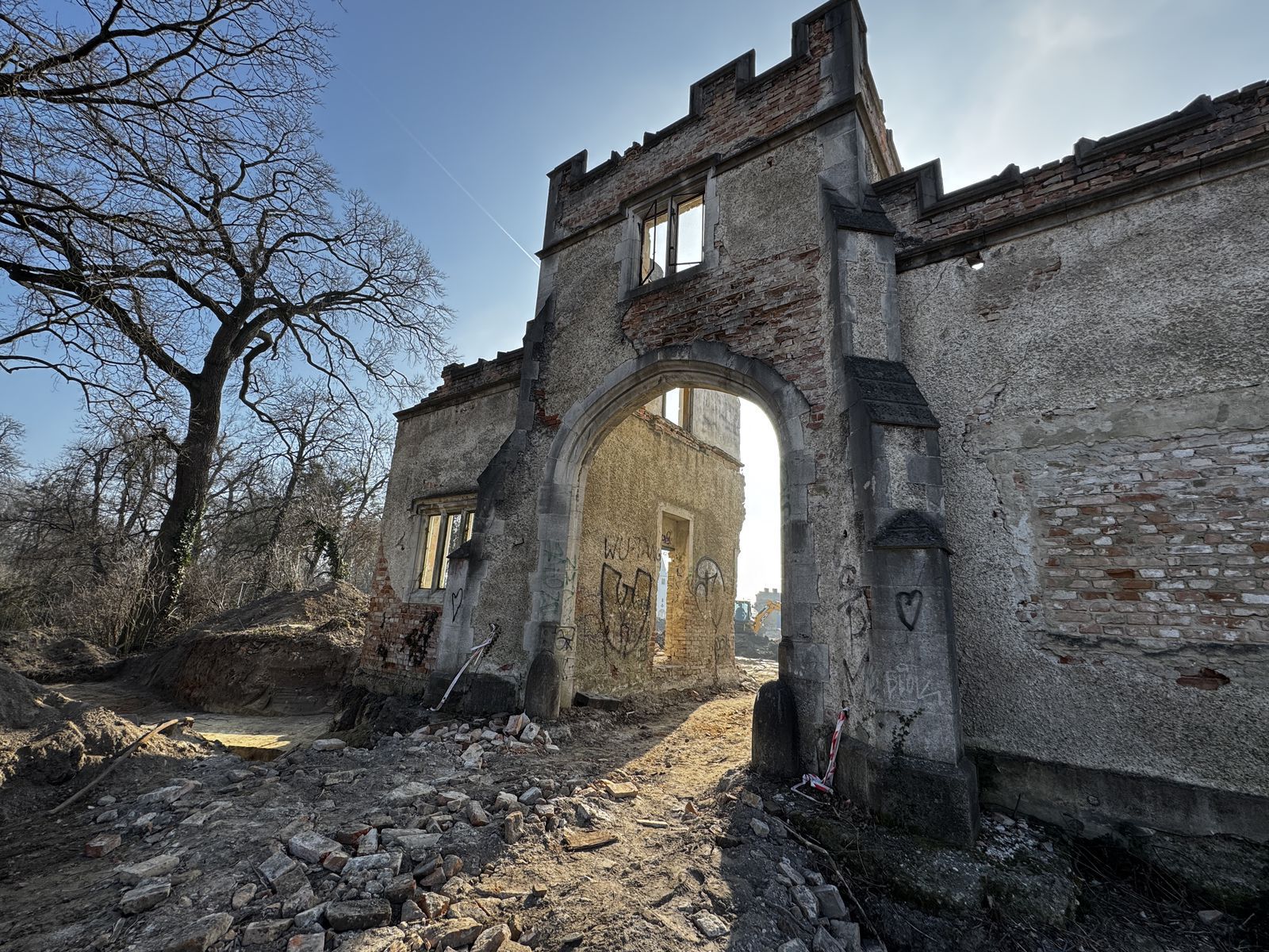 Brána do čeľadníka v Rusovciach