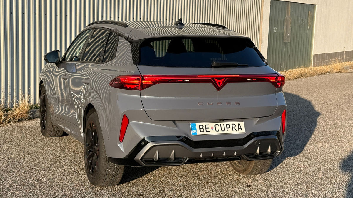 Zadné svetlá sú prepojené podsvietenou lištou,...