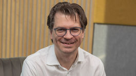 Dirigent Martin Majkút na návšteve redakcie Pravdy. 