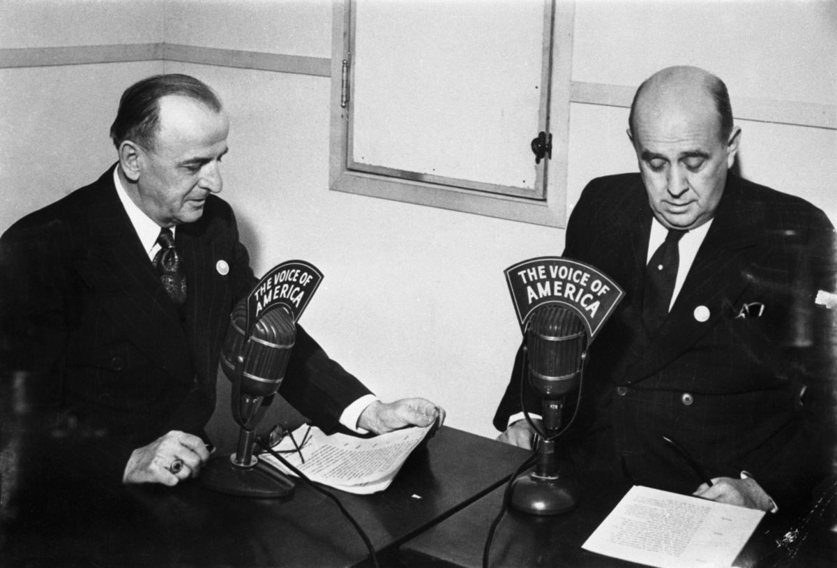 Jan Masaryk (vpravo), syn prvého...