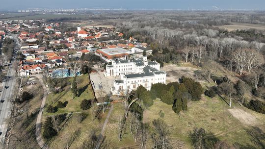 Letecká snímka kaštieľa v Rusovciach