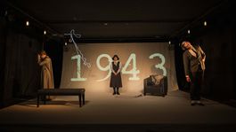 Inscenácia sa odohráva v priestore Modrého salóna.