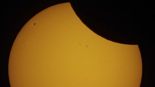 Pohľad na čiastočné zatmenie Slnka nad...