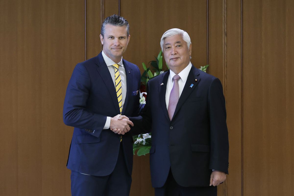 Japonský minister obrany Gen Nakatani a...