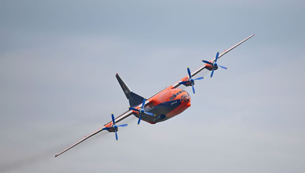 Lietadlo Antonov AN-12 s registráciou UR-CNN,...