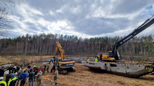 Potápači a technika sa snažia vyzdvihnúť...