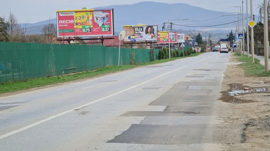 Asfaltový povrch Ukrajinskej cesta v Krásnej je...