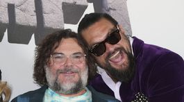 Herec Jason Momoa (vpravo) objíma kolegu Jacka...