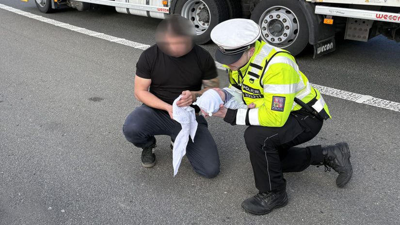 českí policajti , záchrana
