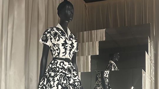 Dior: šaty s názvom Muséé du Louvre, 1949