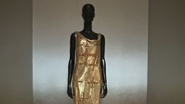 Jedny zo šiat na výstave Louvre couture.