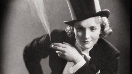 Marlene Dietrich a jej ikonický imidž v pánskom...