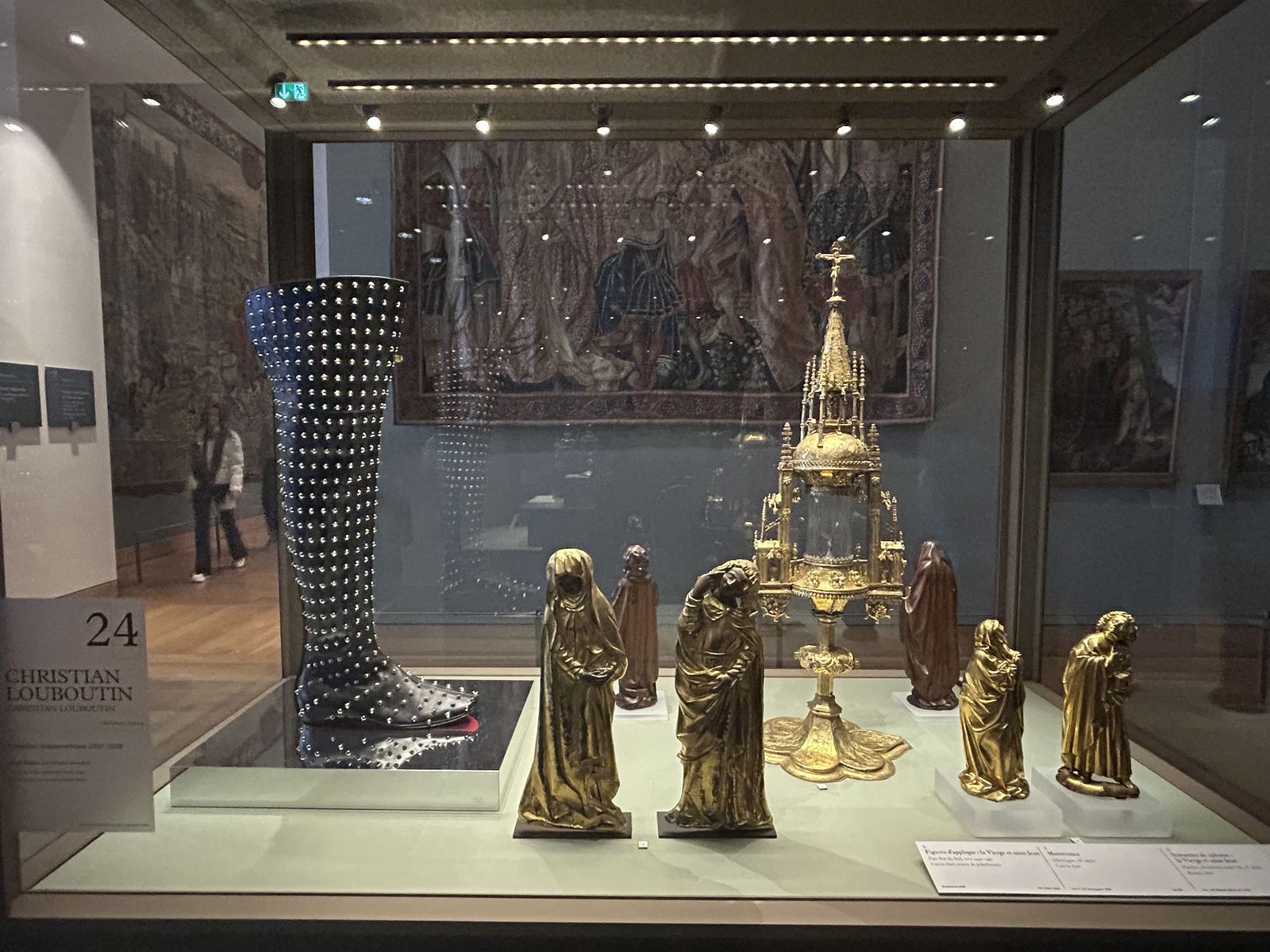 Čižmy od Louboutina na výstave Louvre couture.