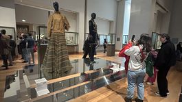 Exponáty na výstave Louvre couture.