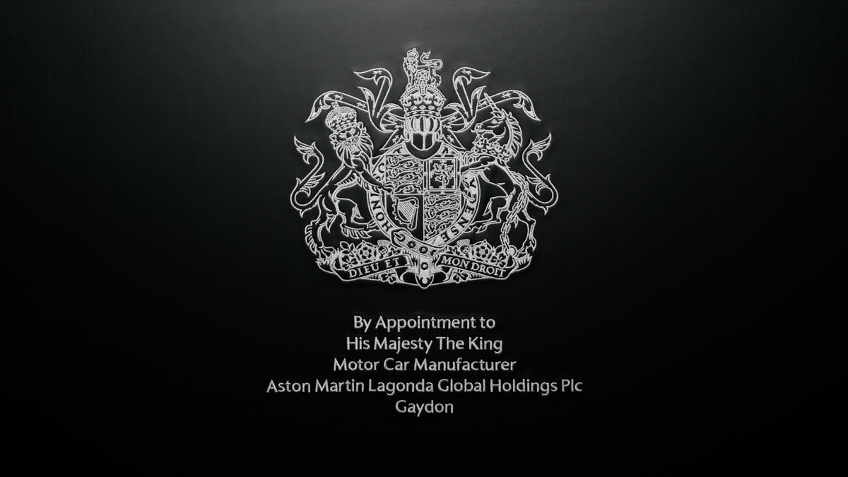 Aston Martin Lagonda smie vedľa svojho loga...