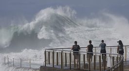 Ľudia si fotografujú a natáčajú obrovské vlny,...