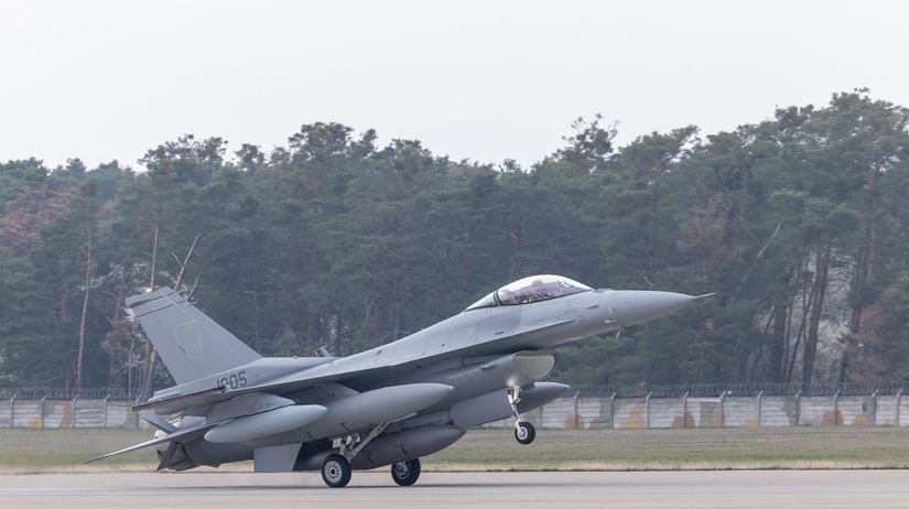 Stíhačka F-16 na vojenskom letisku v Kuchyni na...