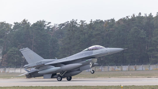 Vo vzduchu budú stíhačky F-16, cez víkend pozor na supersonický tresk. Pri poslednom spadol strop v nemocnici