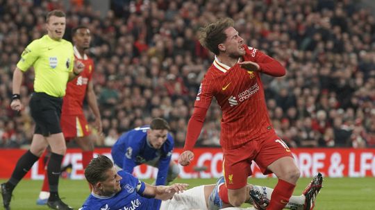 Brutálny zákrok, o ktorom hovorí celé Anglicko. Hrozné, mohol si mu zlomiť nohu, hnevá sa legenda. Bývalý rozhodca nechápal jednu vec