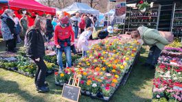 Deti s nadšením ovoniavali pestrofarebné kvety. 