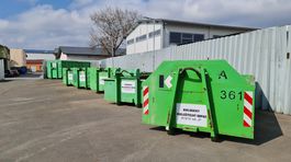 Veľkokapacitné kontajnery v zbernom dvore na...