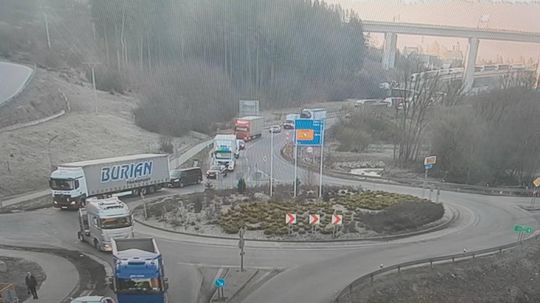 Vážna dopravná nehoda piatich vozidiel: Cesta za hraničným priechodom Svrčinovec je uzavretá