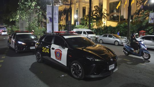 Žeriav sa zrútil na idúci vlak, hlásia desiatky mŕtvych a zranených