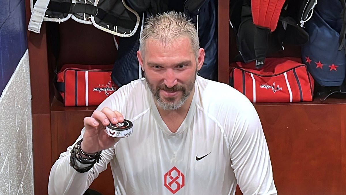 Alexander Ovečkin po zápase s pukom, s ktorým...