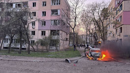 Horiace auto po ruskom raketovom útoku, ktorý...