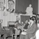 PracujÄ‚Ĺźci so zÄ‚Ë‡ujom vypoĂ„Ĺ¤uli rozhlasovÄ‚Ëť prejav prezidenta republiky AntonÄ‚Â­na ZÄ‚Ë‡potockÄ‚Â©ho
