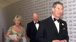 Princ Charles a Camilla Parker Bowles v roku 2001.