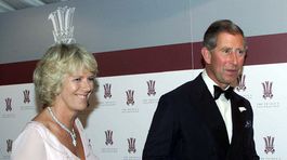Princ Charles a Camilla Parker Bowles v roku 2002.