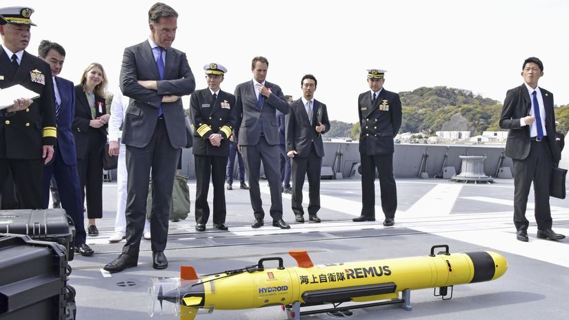 Generálny tajomník NATO Mark Rutte sa pozerá na...