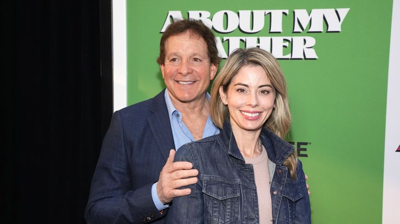 Steve Guttenberg a Emily Smith