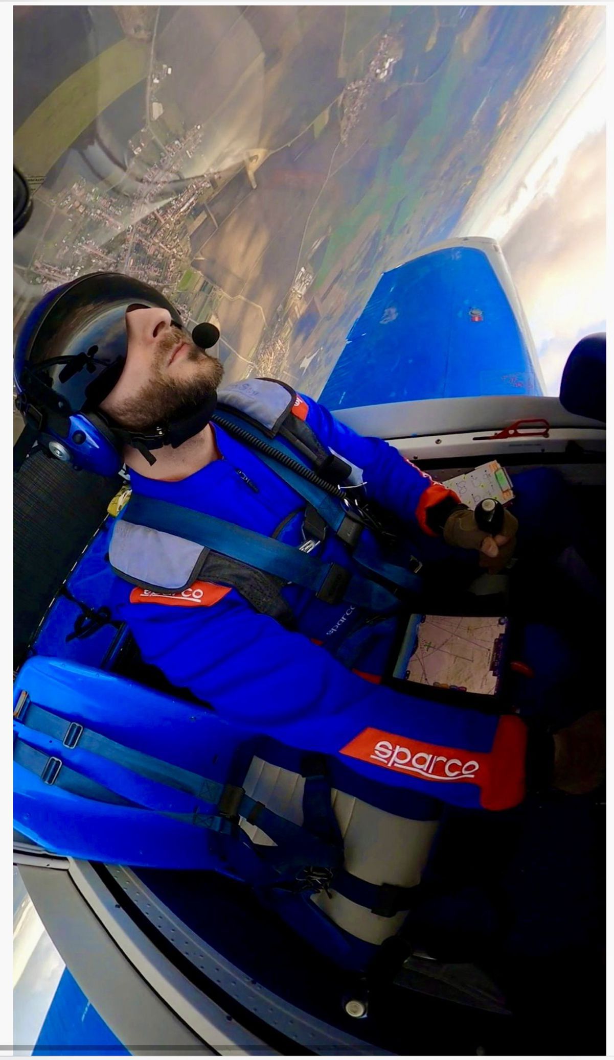 Pečík sa venuje aj akrobatickému lietaniu a...