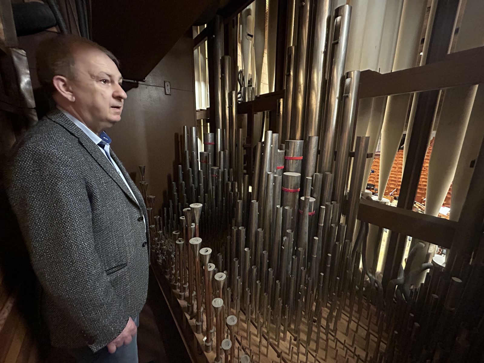 Organista Imrich Szabó vnútri organu v...