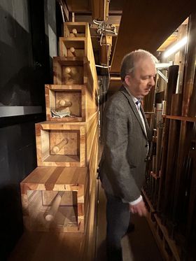 Niektoré píšťaly v organe sú umiestnené aj...