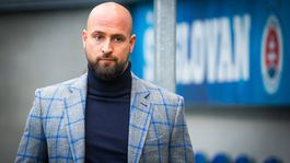 Kmotríkovci sú pod stropom, rozprávkovo bohatí Američania vraj čakajú. Nalievať do Slovana ďalšie milióny? Pýtam sa – a na čo?