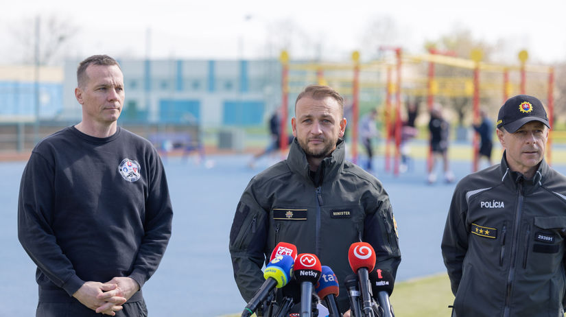 Na snímke v strede minister vnútra SR Matúš...