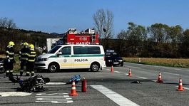 Zražka štyroch áut v Sučanoch. Jedna osoba zomrela, cesta je neprejazdná