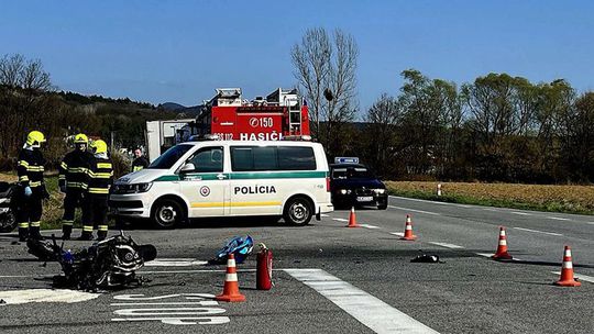 V Sučanoch došlo k vážnej nehode štyroch áut, cesta je neprejazdná