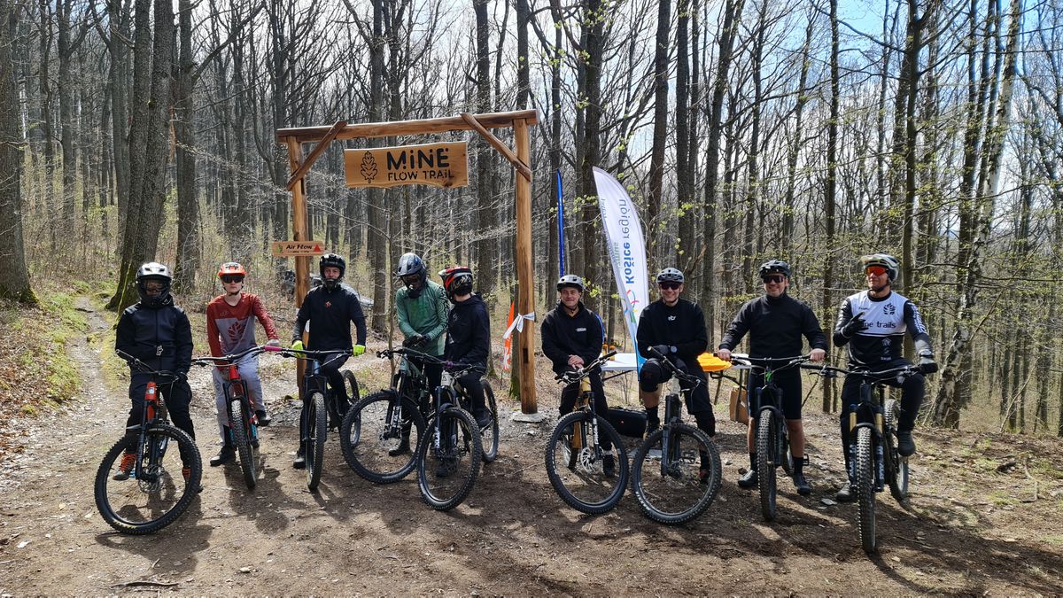 Horskí cyklisti na začiatku Mine Flow Trail